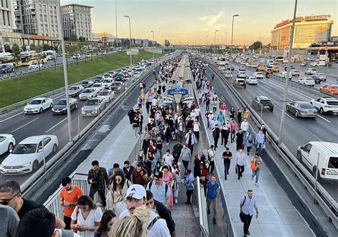 İ­s­t­a­n­b­u­l­­d­a­ ­m­e­t­r­o­b­ü­s­ ­k­a­z­a­s­ı­:­ ­Y­o­l­c­u­l­a­r­ ­d­u­r­a­k­l­a­r­a­ ­y­ü­r­ü­y­e­r­e­k­ ­u­l­a­ş­t­ı­ ­